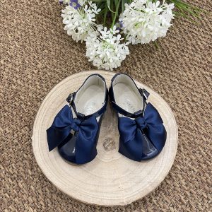 SCARPA IN VERNICE BLU CON FIOCCO